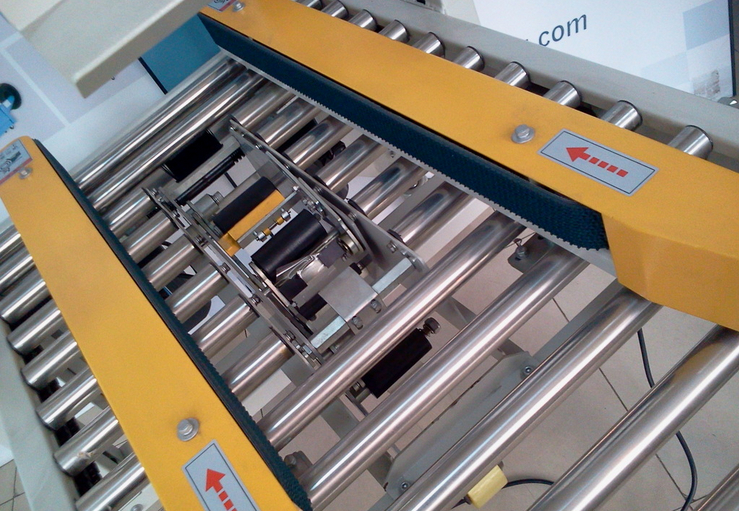 carton sealing stainless steel roll close shot voor dozensluitmachine semi-automatisch.jpg