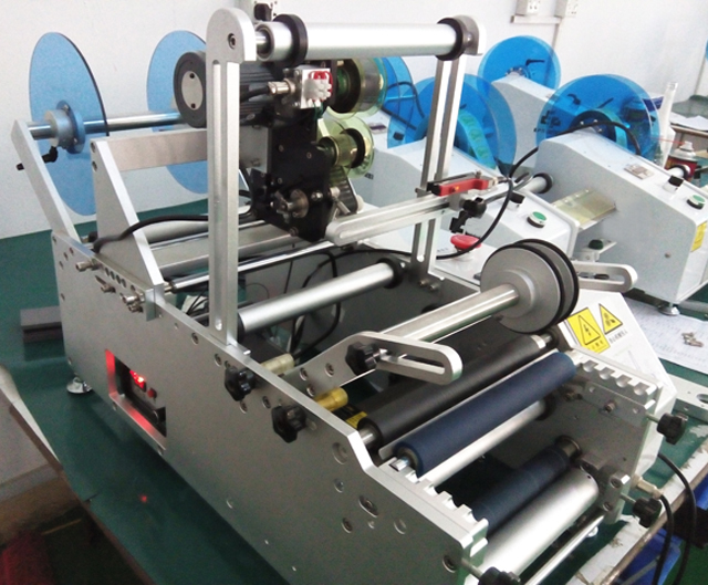 LABELING MACHINE SEMI AUTOMATISCH voor injectienaald.jpg