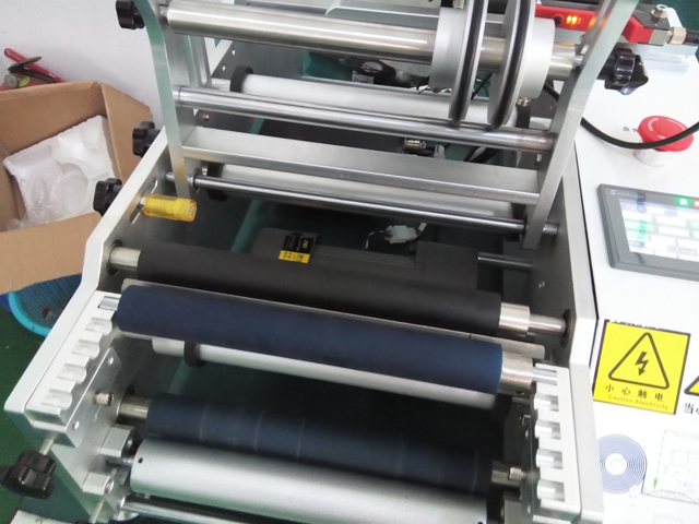 LABELING MACHINE SEMI AUTOMATISCH voor injectienaald.jpg