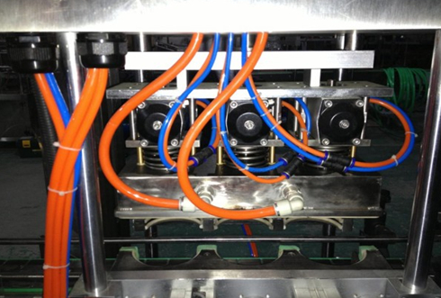 vacuum capper linear vacuümafsluitkoppen deel close shot.jpg