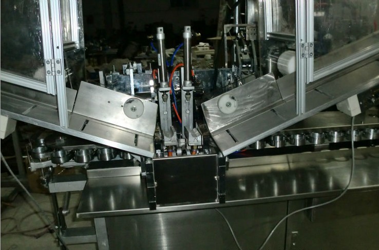 tubes filler sealeer equipment for tubes pastes cream BUIZEN VULLEN AFDICHTEN APPARATUUR AUTOMATISCH PASTA.jpg