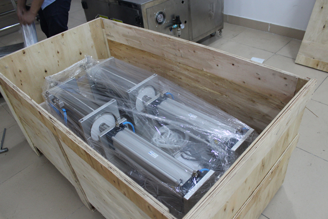 machine in houten kast.jpg