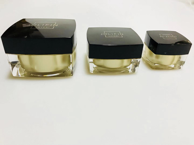 vierkante zwarte potten voor het afsluiten van doppen