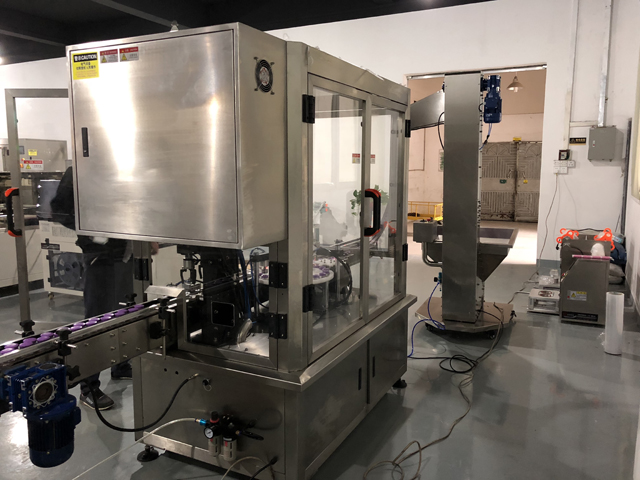 tekening van een machine voor het sluiten van crèmepotten (2).jpg